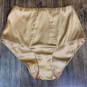 La Perla silk Full briefs. high rise panties. Size XS. Color Beige.